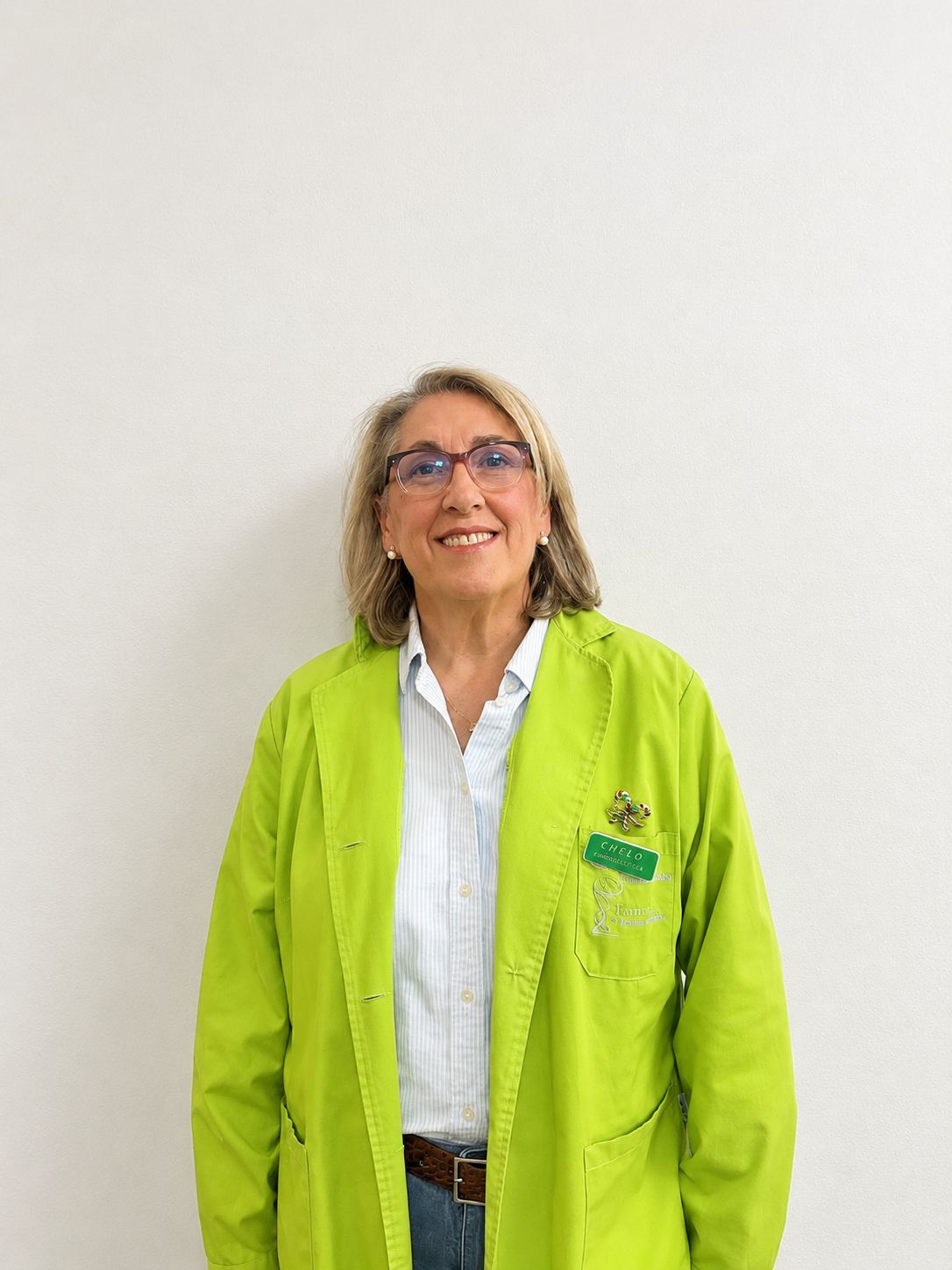 María Consuelo Sáez Motilla, farmacéutica titular, en la farmacia de Las Pedroñeras